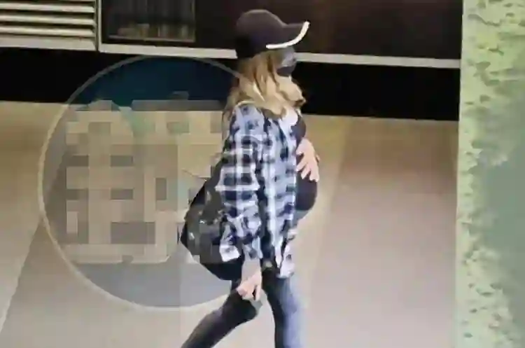 40岁许玮甯孕肚首曝光！台媒称她怀孕超7个月，轻抚巨肚母爱满满