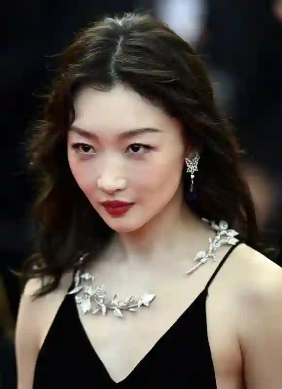 中国女星戛纳巅峰对决：她穿成东方名伶扛住生图，而她一改面相清纯变凌厉……