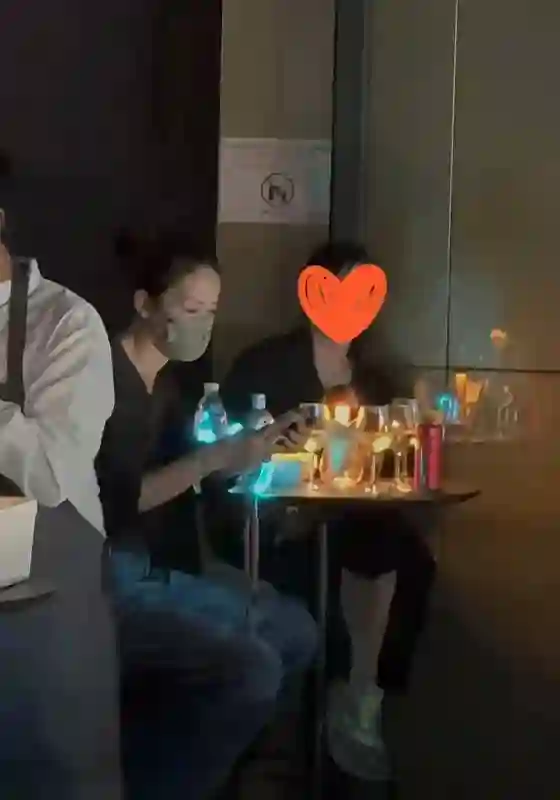 霍汶希拍视频王菲意外出镜，站在陈伟霆身后挥手，像个小迷妹一样