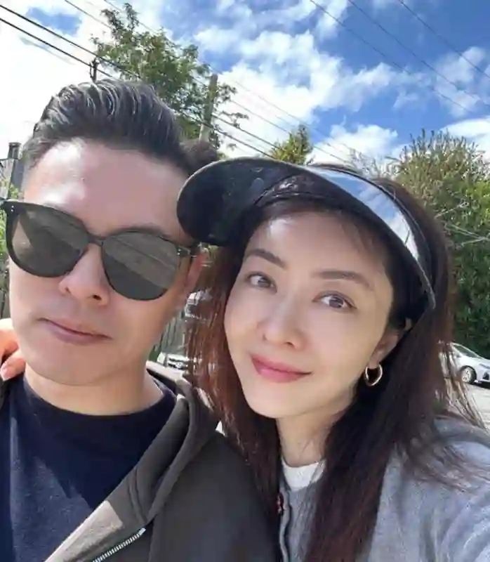 熊黛林44岁素颜早餐照，冻龄魅力尽显，网友：有钱真好