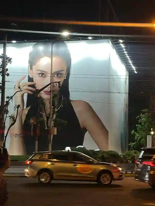 今非昔比！杨颖近照曝光，身材走样，小肚腩惹关注