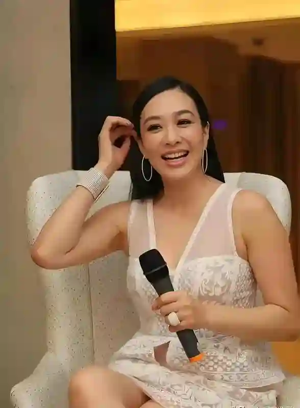 54岁钟丽缇现身三亚，风韵犹存主动索吻，张伦硕一脸嫌弃太尴尬！