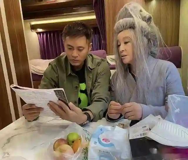 刘晓庆和经纪人一起合影，俩人看起来像母子，网友：比她男友帅