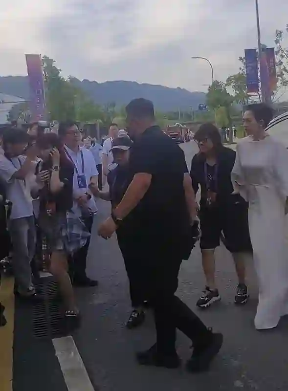 章子怡现身活动嫂子陪同现身，跟在身后像助理，曾出演知名角色