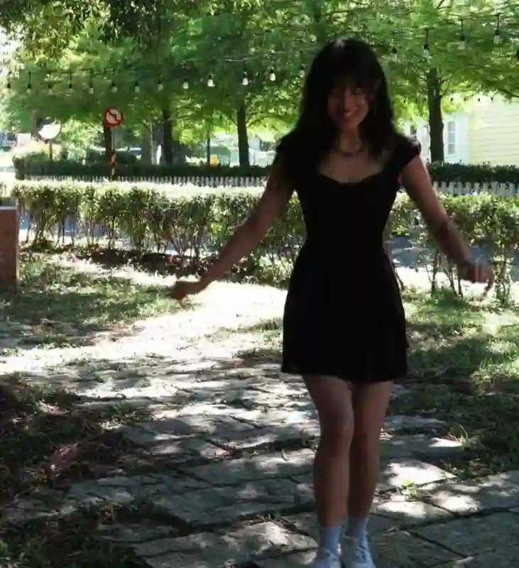 贾静雯女儿晒照，梧桐妹摘掉鼻环，卸了浓妆，美回19岁该有的样子