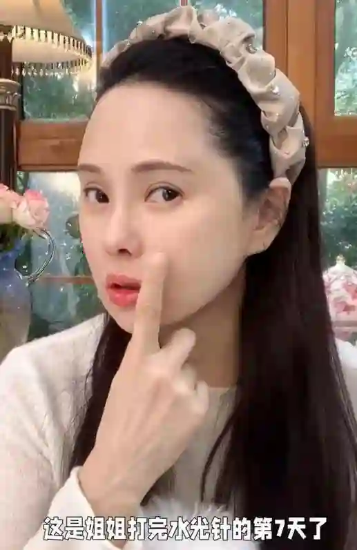 伊能静法国吃大餐被偷拍，素颜面相变了认不出，和秦昊都太爱粉色