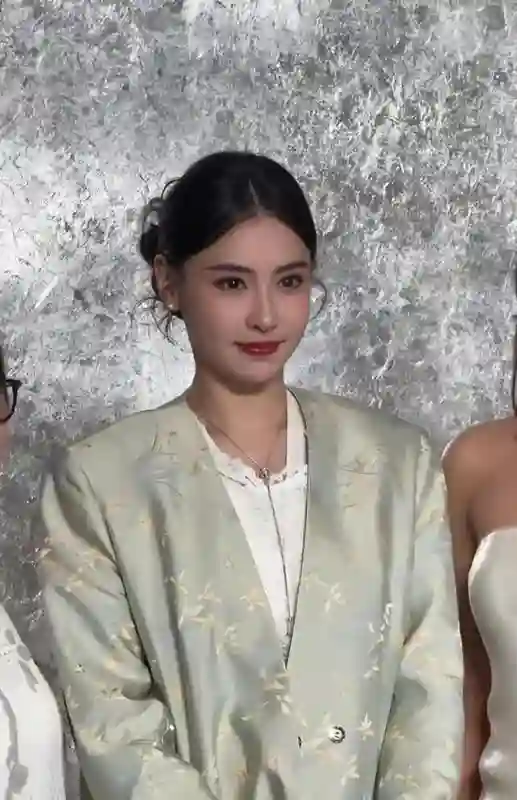 44岁张柏芝出席活动！穿新中式装扮美得像个娃娃，众人都抢着合影