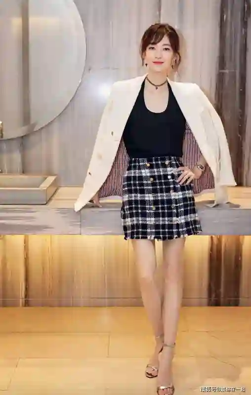 王丽坤再次美出天际，黑白方格短裙搭配米色西服展现迷人线条！