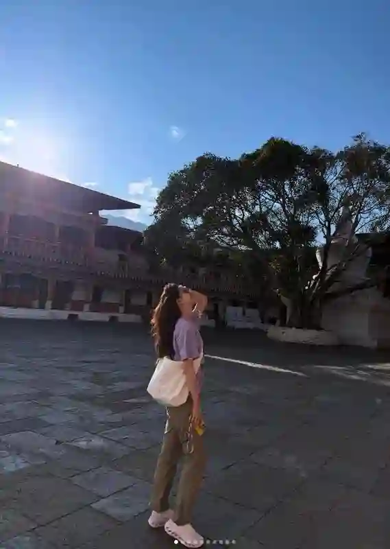 刘强东老婆晒素颜照依旧美，32岁章泽天脸上斑点多，没有名人包袱