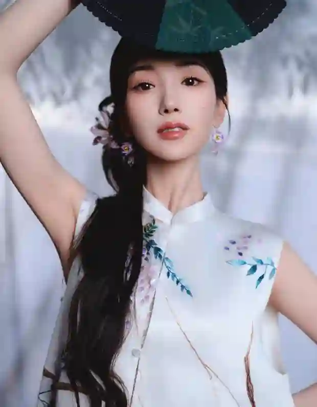 毛晓彤无袖中式上衣配紫缎半裙 东方古韵惊艳出尘