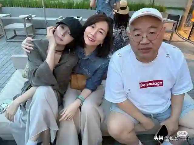 秦岚跟朋友喝酒聚会，掏手机和魏大勋热聊，内容险曝光引粉丝担心