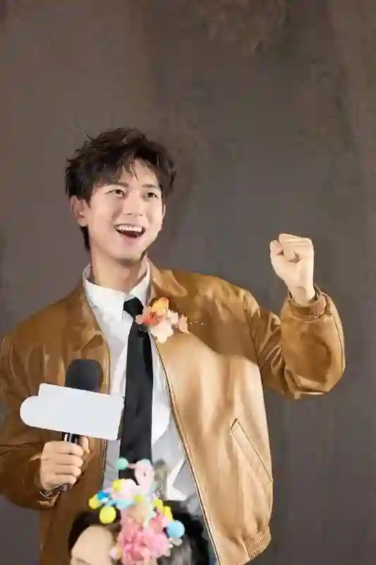 和钟楚曦热恋，和刘亦菲闹不合，杨紫绯闻不断，他真敢玩！