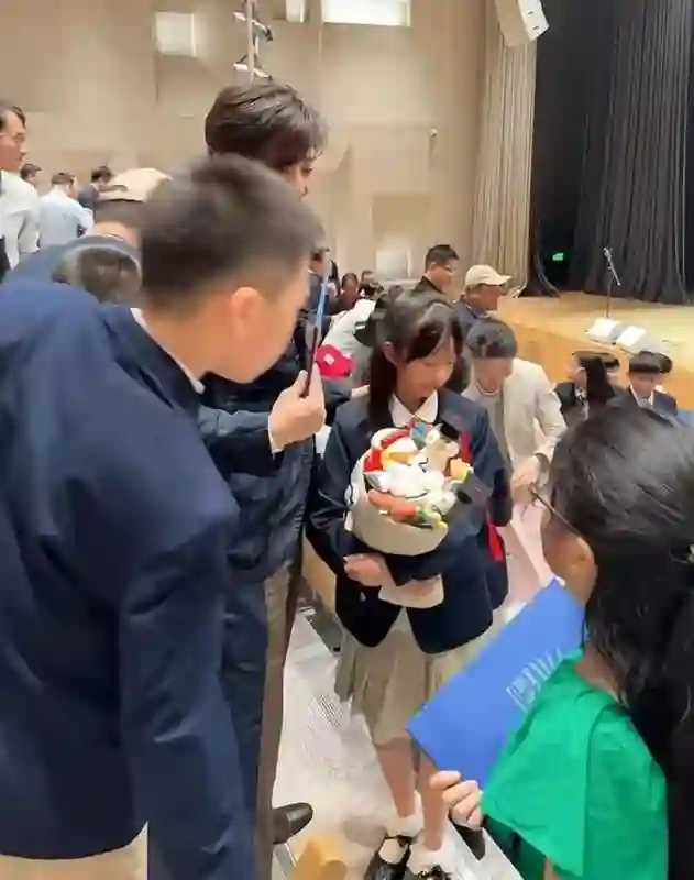 49岁港星陈晓东携妻子，参加女儿朵朵的小学毕业礼，一家其乐融融