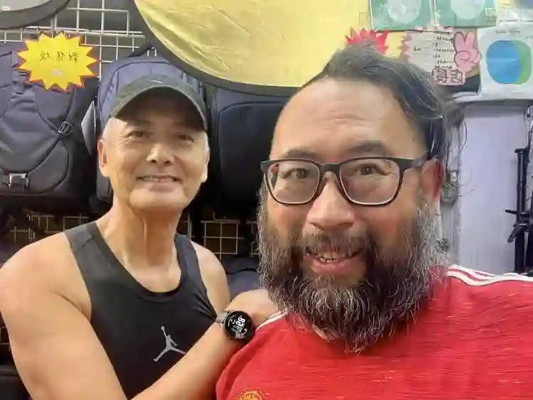 70岁周润发在香港爬山，面容沧桑了好多，皮肉松弛，气势依然很强