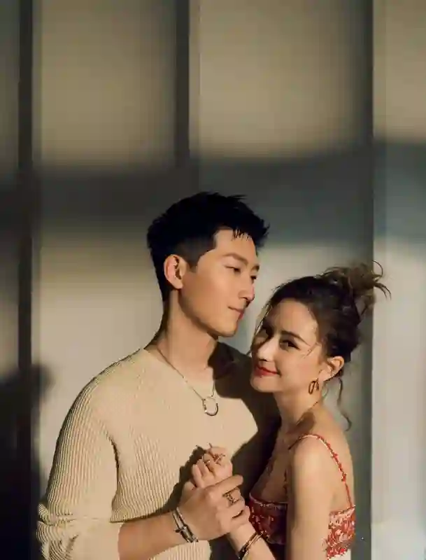 窦骁为何超莲庆生，低调回应婚变，恩爱不需外显