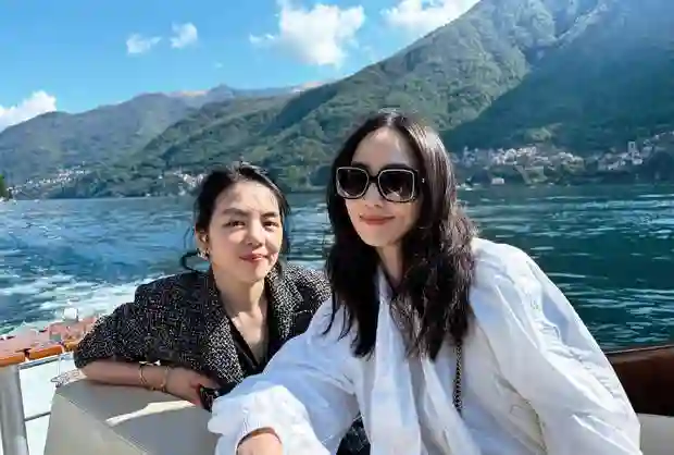 张钧甯生日晒海边素颜照，戴墨镜漫步超惬意
