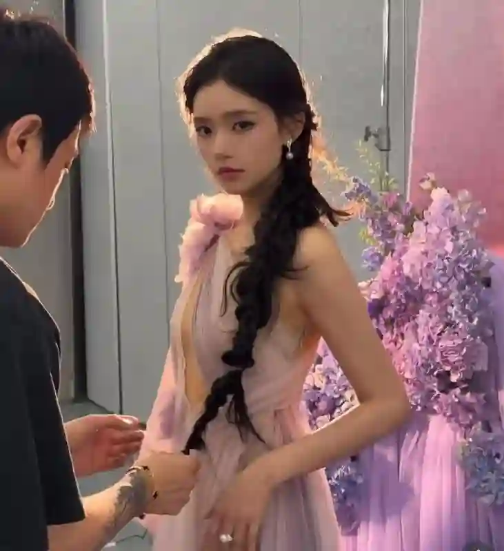 林允上海电影节大胆穿搭，被疑擦边！网友：曾毅太冤 比他严重多了