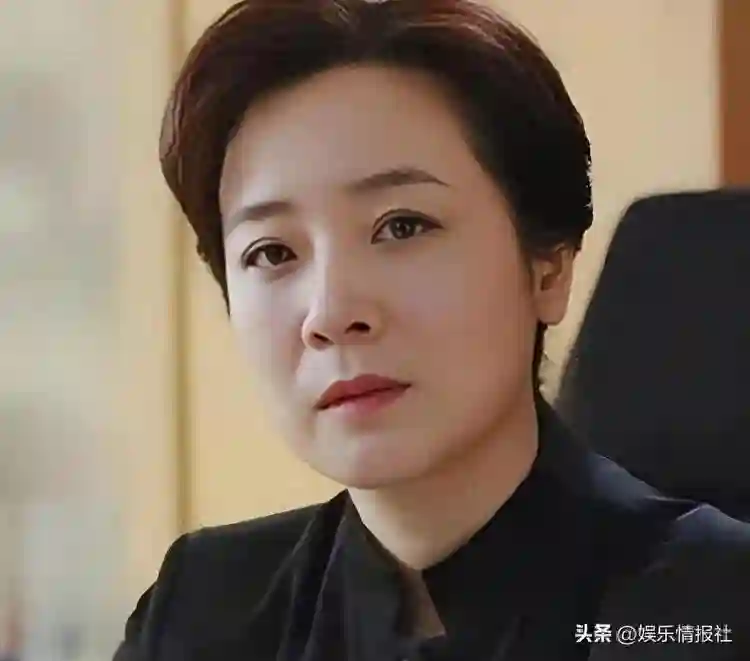 她是国家一级女演员，多次给坐轮椅丈夫戴绿帽，如今儿子也是演员