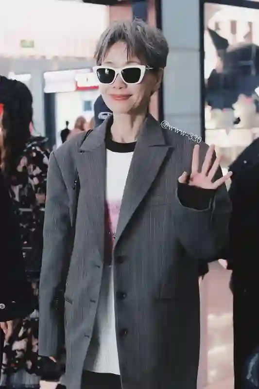 叶童酷飒灰西装搭配墨镜亮相，与李艺彤牵手超吸睛