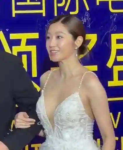 澳门红毯：梅婷大秀长腿惊艳，李梦肤色暗沉油腻，何泓姗生图状态优越