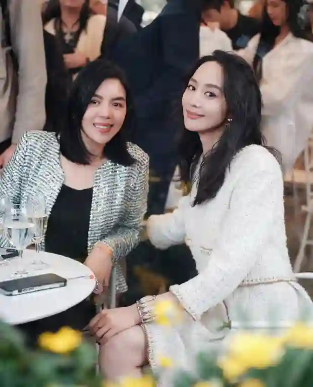 张钧甯一袭白裙小香风，阳台翻书尽显柔美风情