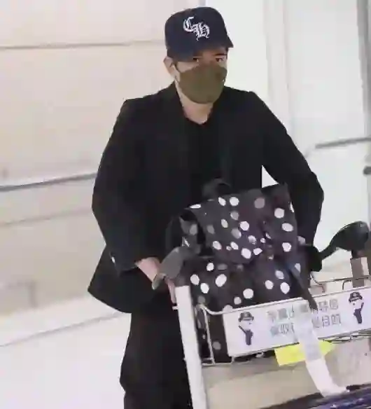 郭富城机场被小姨子接机，颜值气质引发热议！