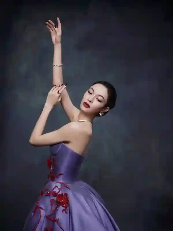 钟楚曦展示“紫色美学”：抹胸裙勾勒曲线，乌发红唇诠释高定级雍容