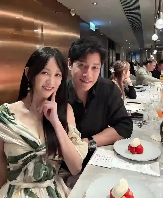 哇塞！陈乔恩46岁生日穿低胸裙和老公约会甜蜜，身材竟似少女？