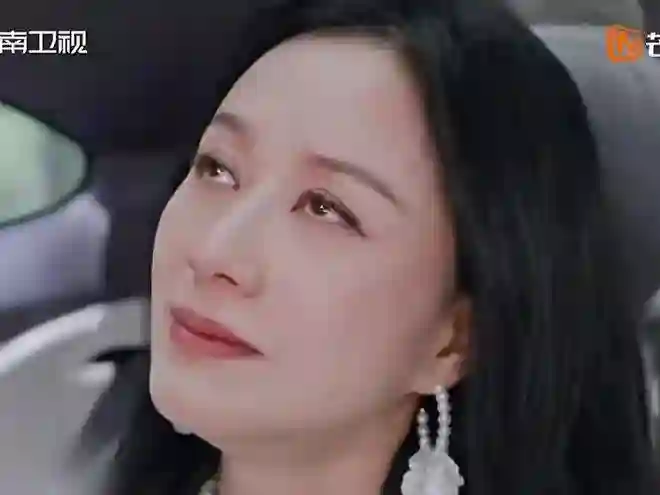 47岁倪虹洁痛哭失控，父亲冷漠无视，儿子直喊大名，人生中年不敢再婚