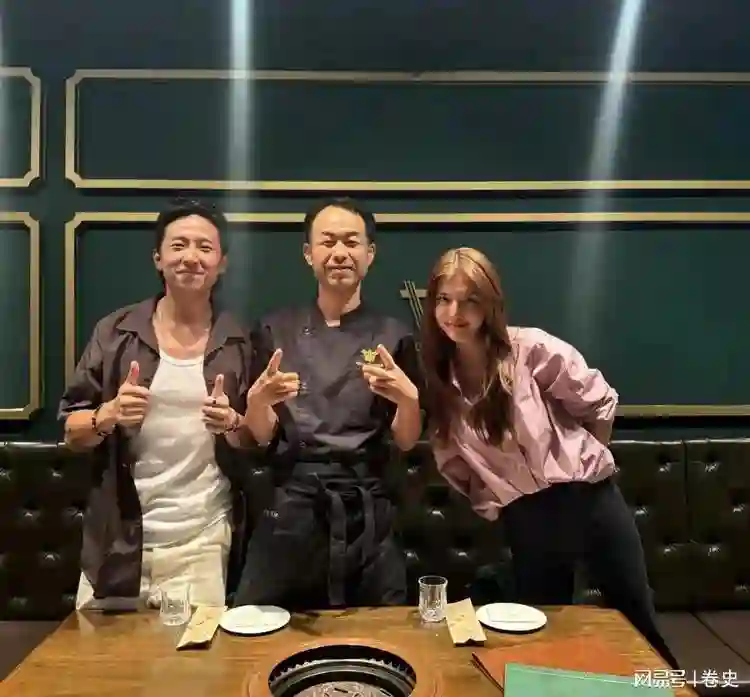 吴千语和老公在韩国吃烤肉，施伯雄身材好壮硕，整个人沧桑了好多