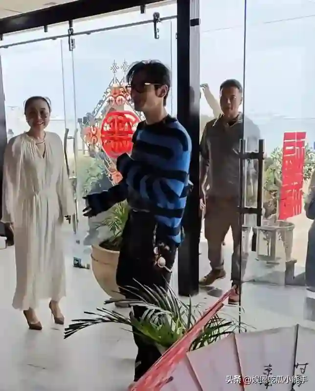 中餐厅9路透，黄晓明条纹衫厚底鞋打扮帅气，被吐槽是老人装年轻
