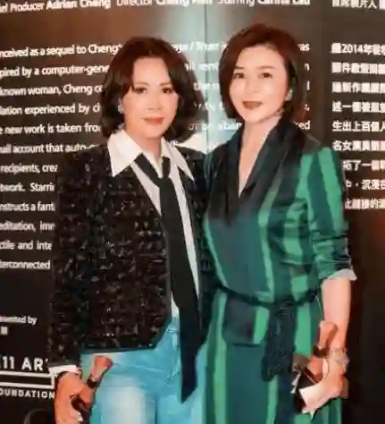 62岁关之琳和58岁刘嘉玲罕见同框，穿一身卡通毛衣很减龄，刘嘉玲一身皮衣又美又飒！