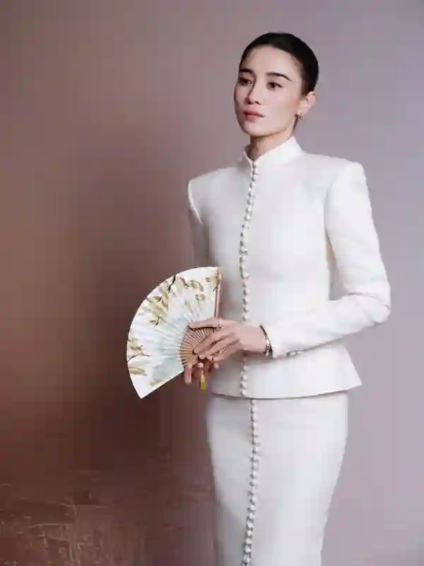 宋佳白礼服造型尽显成熟优雅，淡然眼神衬从容佳态