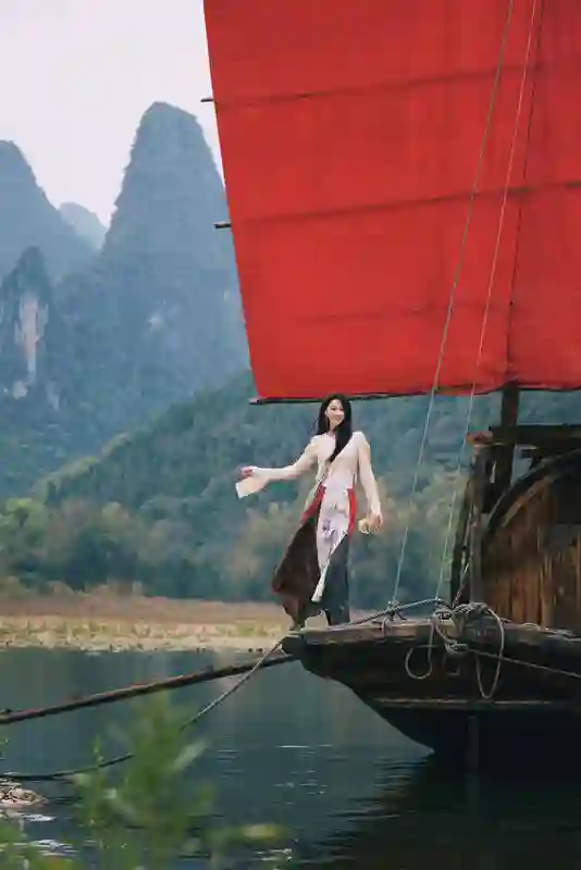 张馨予演绎少数民族风情，饰品与笑容成绝配