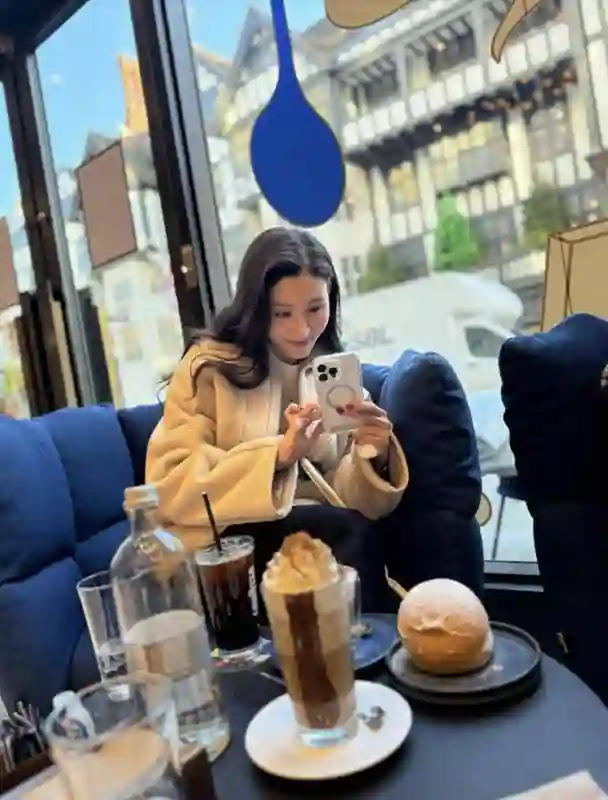 54岁李嘉欣现身伦敦健身房，法令纹明显仍很美，长居当地陪仔读书