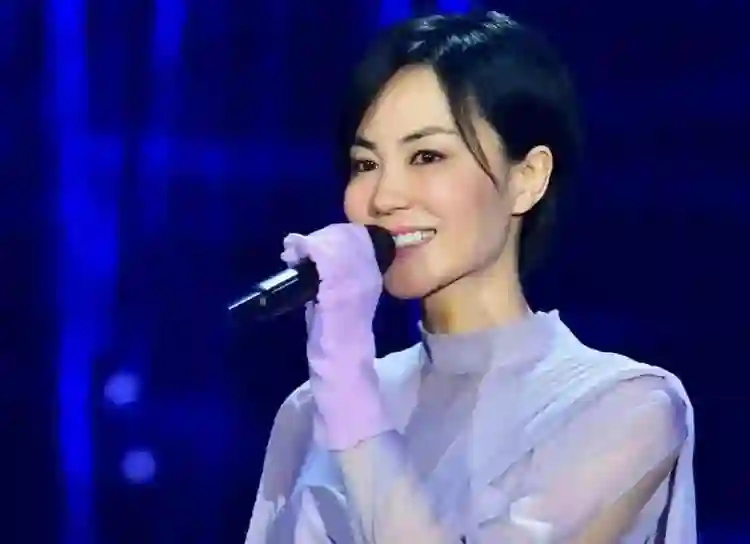 12年后，再看李亚鹏现任妻子海哈金喜，才懂她和王菲谁更“精明”