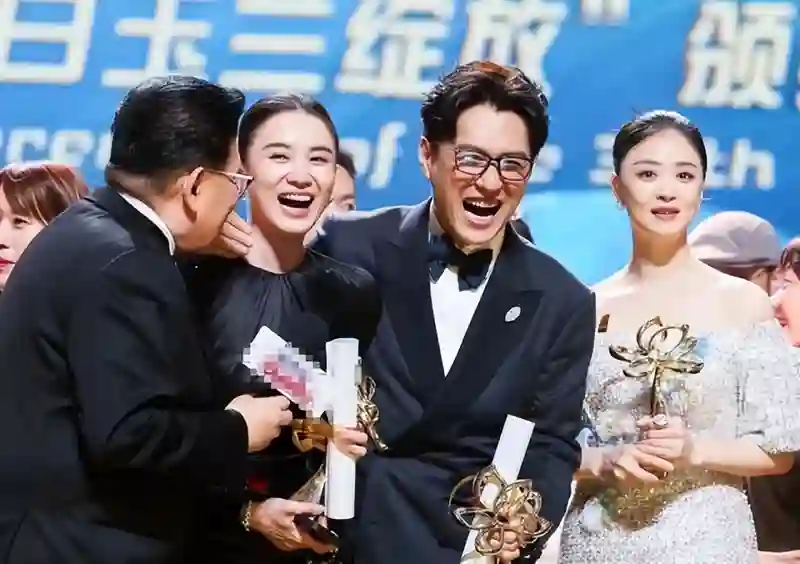 咸猪手、占C位：一张合照戳破白玉兰这晚的温情，难怪刘亦菲缺席