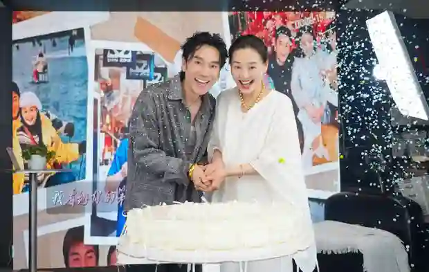 林依轮分享与妻子西华30周年合影！同框笑容温馨治愈，岁月不败恩爱真情
