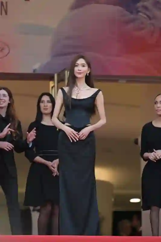 天呐！这是33岁周冬雨？有点中年大妈的感觉，162身高硬是拍成152