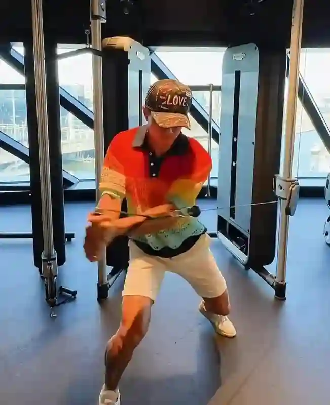 吴尊一家坐8层邮轮度假，在船上打网球，开卡丁车，14岁女儿超美