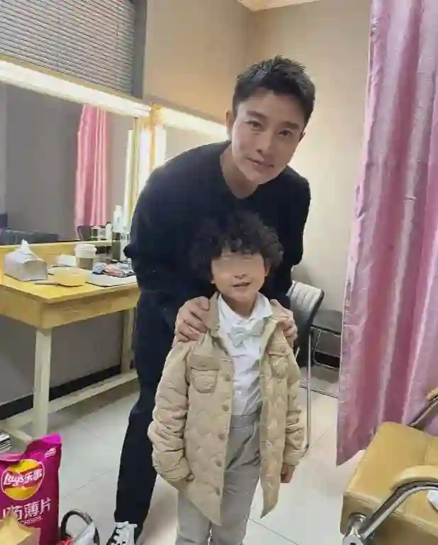 李小璐二胎风波牵连贾乃亮，男方被曝也有儿子，地位更超甜馨！