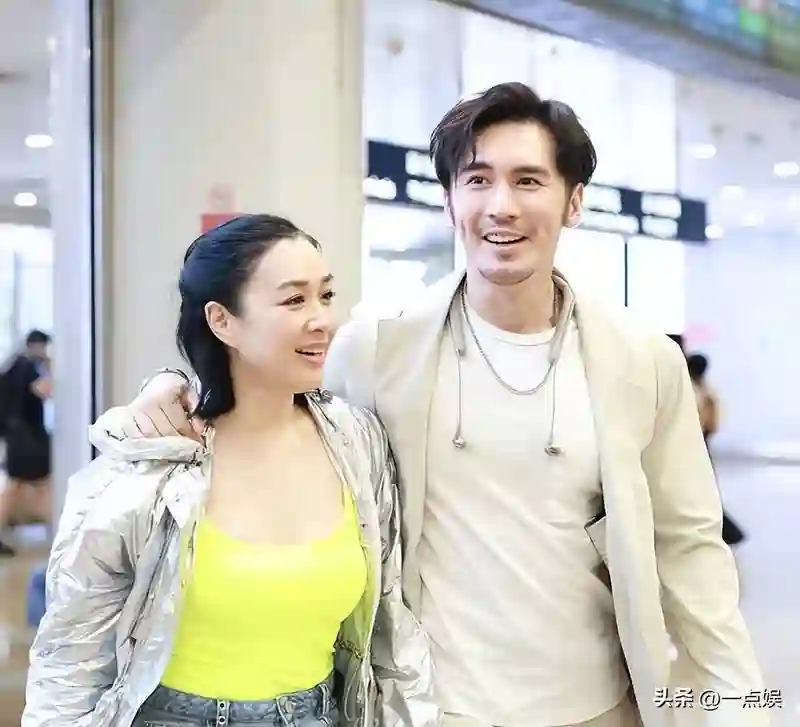 张伦硕被喷娶钟丽缇是为了钱，本尊直播回怼：收入低都算傍大款？