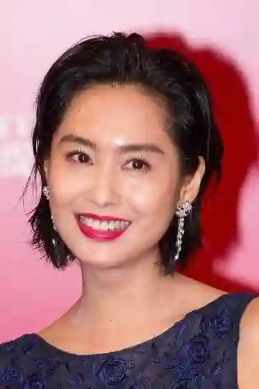 52岁朱茵近况曝光：住乡下老宅开旧车，活成娱乐圈清流