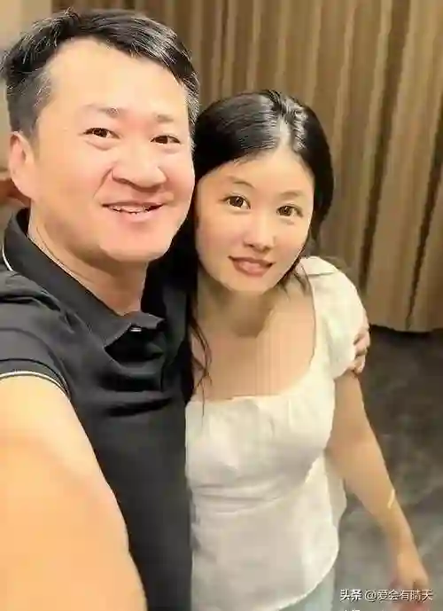 事实证明，娶了小18岁老婆的李嘉明，终于明白老夫配少妻有多难熬