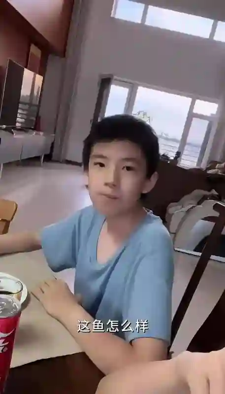 45岁董洁回大连老家被偶遇，带爸爸挑选进口木地板，豪宅疑似重新装修