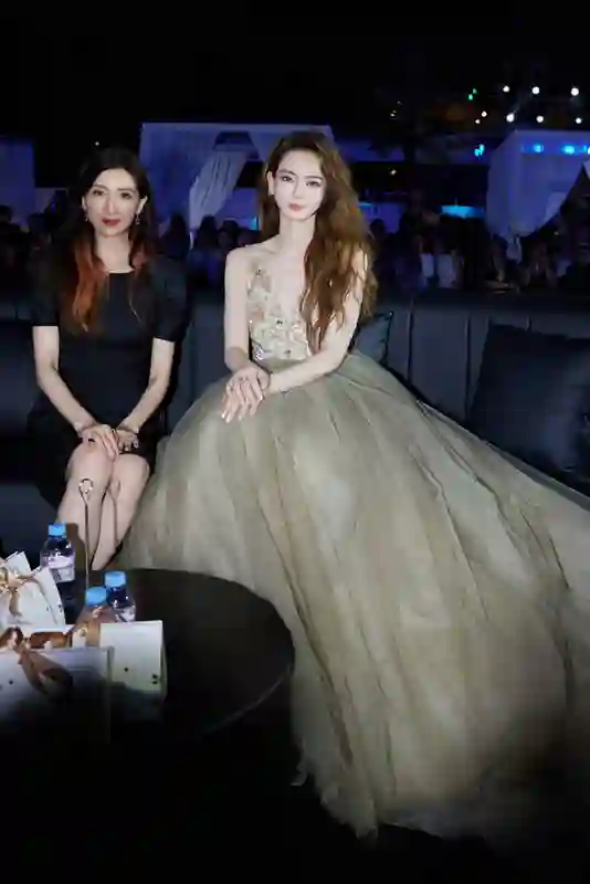 戚薇现身三亚时尚秀，深V装扮散发成熟女人味