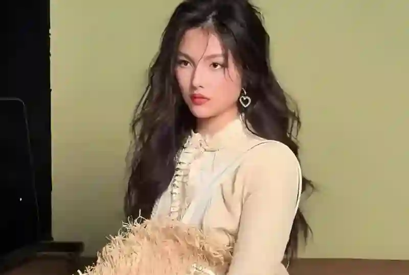 李湘真实照片被扒！没开美颜满脸黢黑，网友：胖得超乎想象！