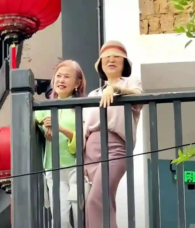 70岁林青霞现身江西，名牌加身贵气难掩，皮肤松垮显自然老态