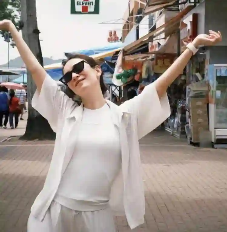 卢靖姗晒近照，韩庚视角下开心得像小女孩，怀二胎数月孕肚超抢镜