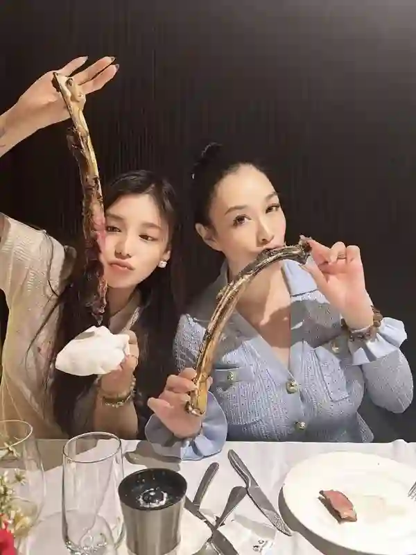54岁钟丽缇广州聚餐，大口啃肉，身材丰满状态佳